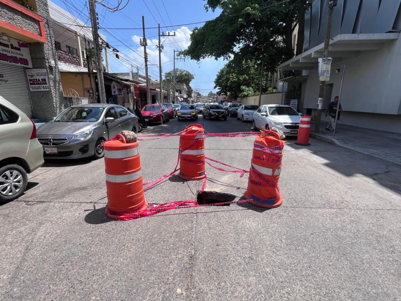 Socavon en calle Allende golpea ventas de comercios durante temporada de graduaciones