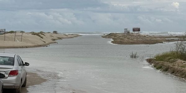 Cierran Playa Tesoro por fuerte oleaje; buscan evitar accidentes