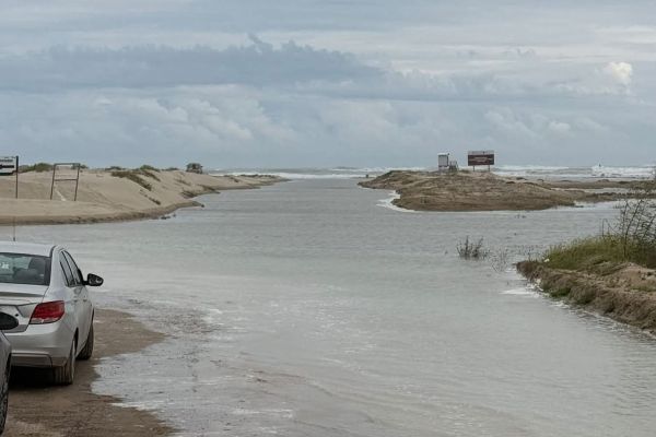 Cierran Playa Tesoro por fuerte oleaje; buscan evitar accidentes