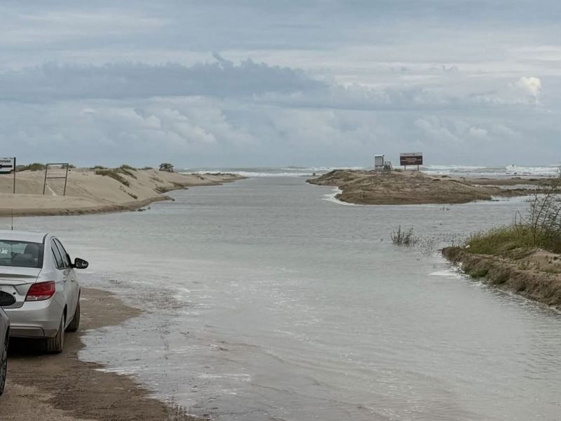 Cierran Playa Tesoro por fuerte oleaje; buscan evitar accidentes