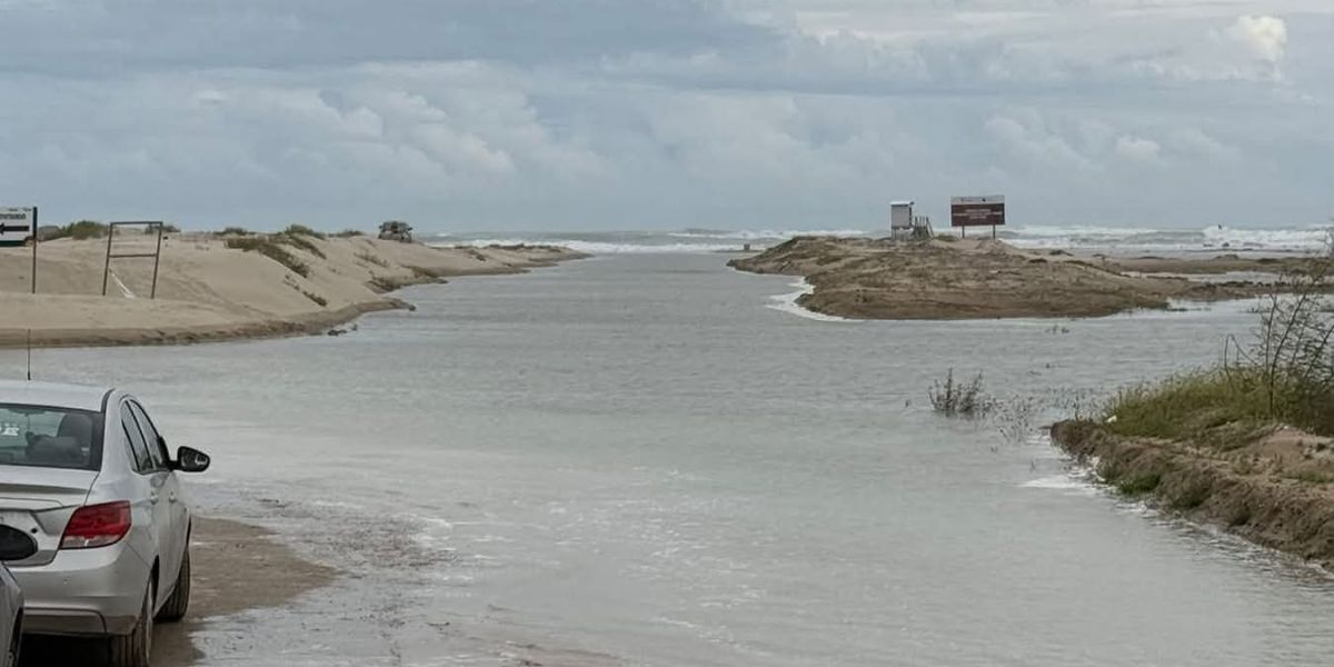 Cierran Playa Tesoro por fuerte oleaje; buscan evitar accidentes