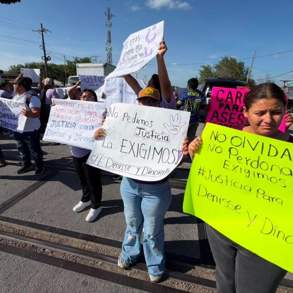 Bloquean puente internacional por asesinato de gemelas en Matamoros 