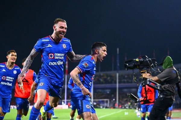 Cruz Azul remonta y derrota al América 2-1 en el Clásico Joven