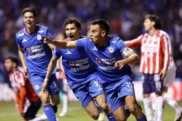 Cruz Azul le quita el invicto a las Chivas al vencerlo 2 goles a 1
