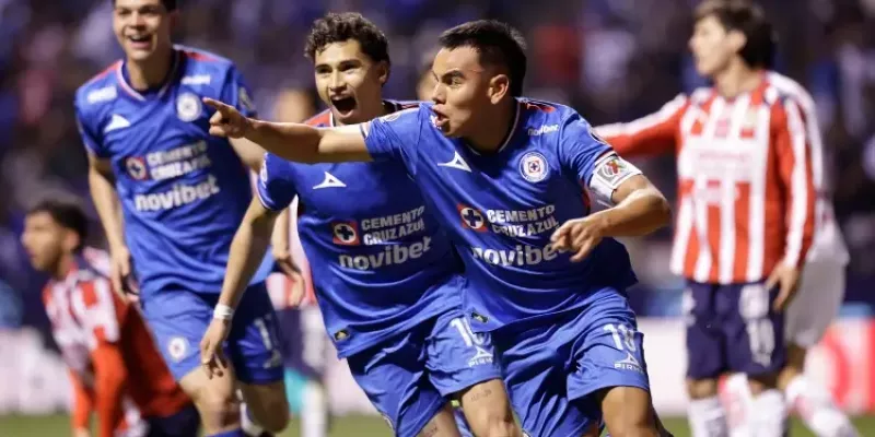 Cruz Azul le quita el invicto a las Chivas al vencerlo 2 goles a 1