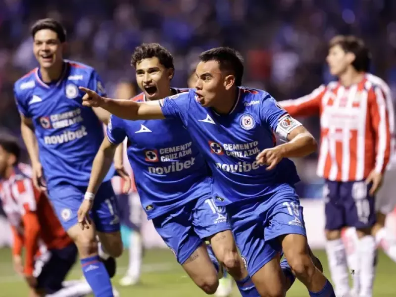 Cruz Azul le quita el invicto a las Chivas al vencerlo 2 goles a 1
