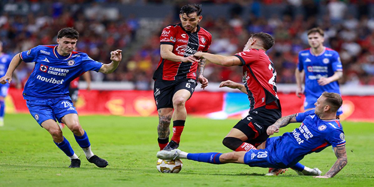 Cruz Azul pega primero al Atlas en emocionante partido