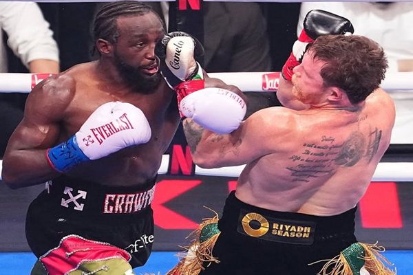 Sorprende Terrence Crawford a Canelo Alvarez y le arrebata los títulos