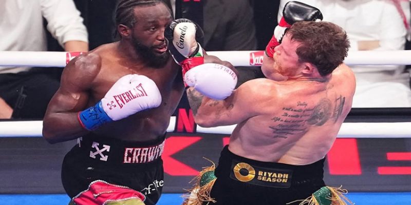 Sorprende Terrence Crawford a Canelo Alvarez y le arrebata los títulos 
