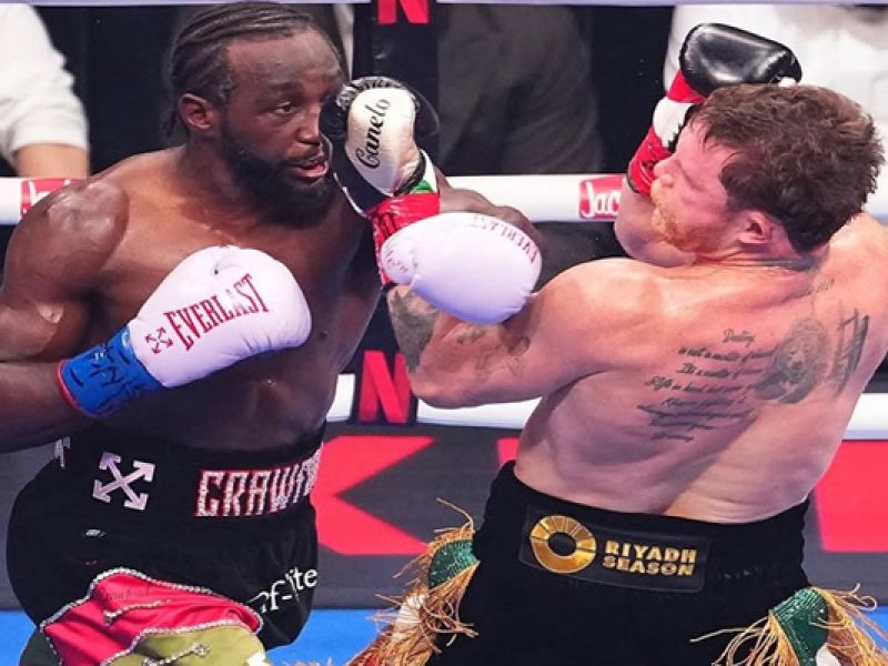 Sorprende Terrence Crawford a Canelo Alvarez y le arrebata los títulos 