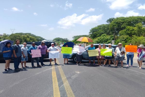 Bloquean vecinos libramiento poniente;  acusan a CAPUFE de quitarles su acceso