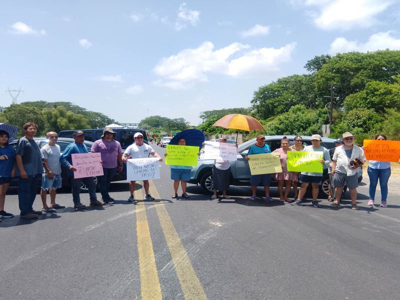 Bloquean vecinos libramiento poniente;  acusan a CAPUFE de quitarles su acceso