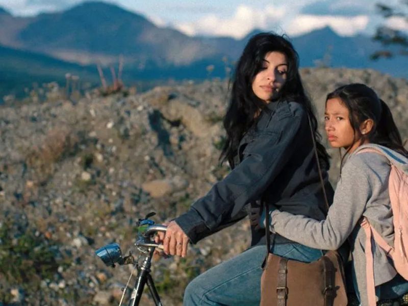 ‘Risa y la cabina del viento’, Cazzu en  una difícil combinación de poesía y realismo