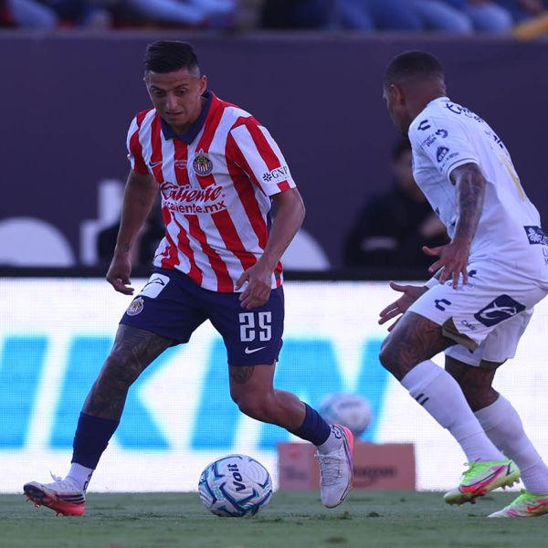 Chivas golea al San Luis en su casa por 3 goles a 0