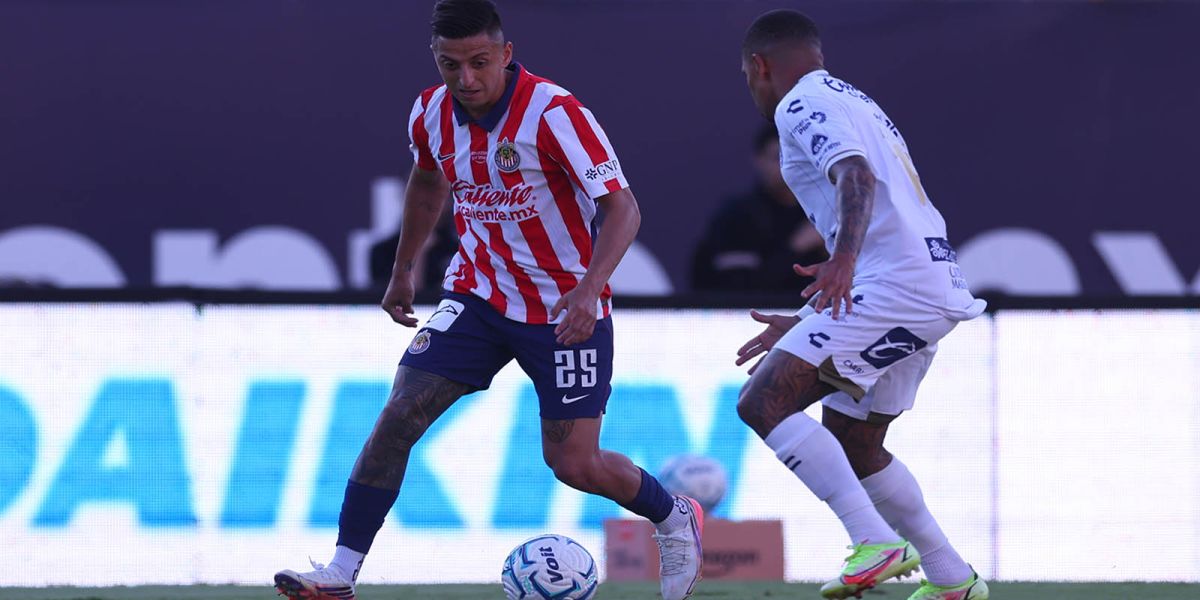 Chivas golea al San Luis en su casa por 3 goles a 0