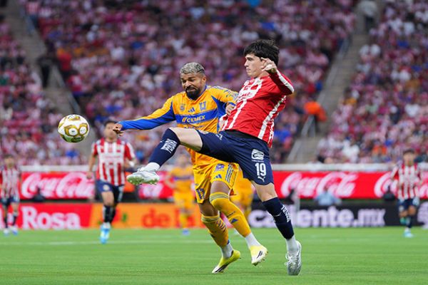 Avanza Chivas a semifinales al vencer 2-0 a Tigres