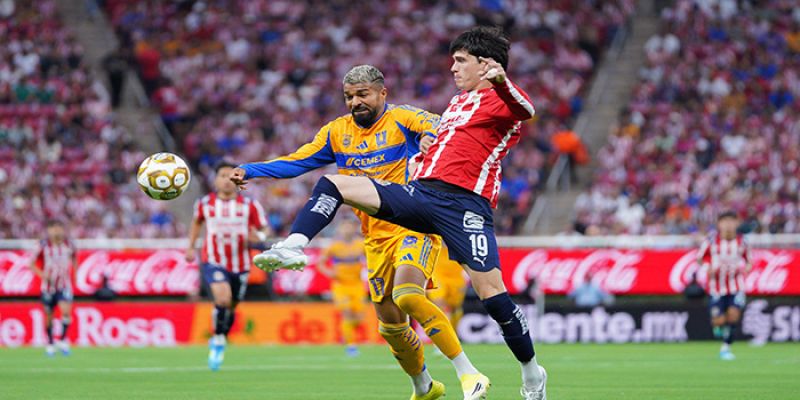 Avanza Chivas a semifinales al vencer 2-0 a Tigres