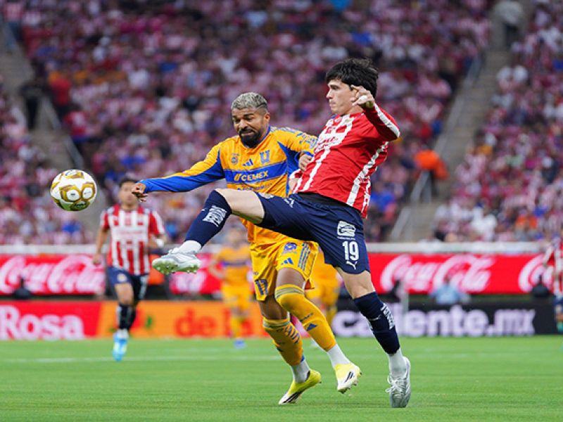 Avanza Chivas a semifinales al vencer 2-0 a Tigres
