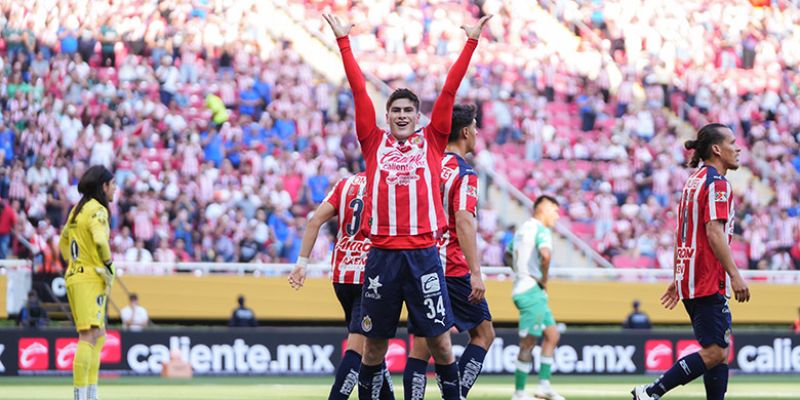 Chivas golea a Santos y se afianza en la parte alta