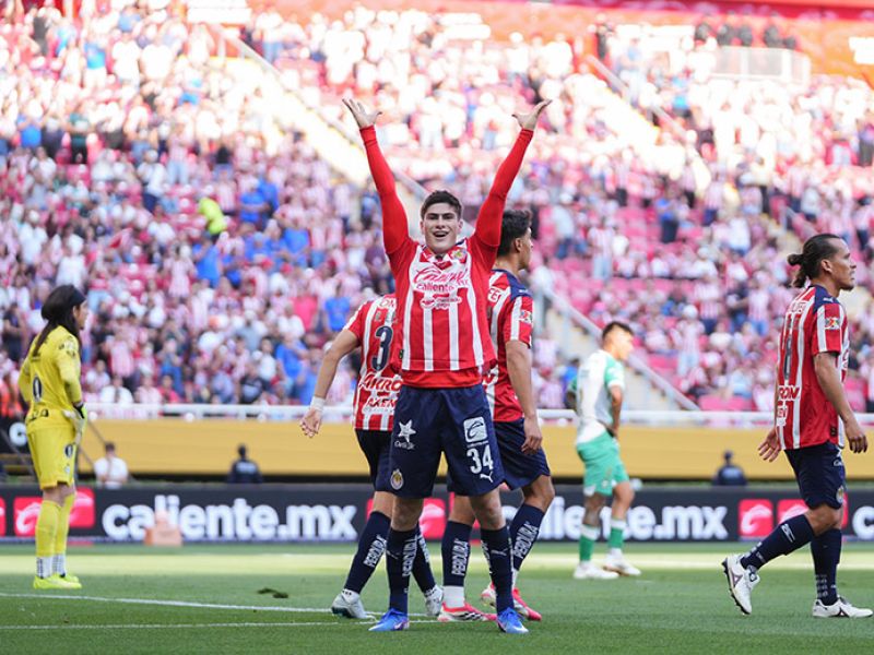 Chivas golea a Santos y se afianza en la parte alta
