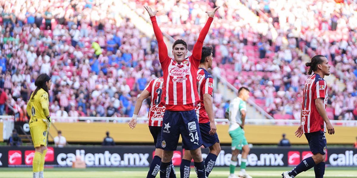Chivas golea a Santos y se afianza en la parte alta