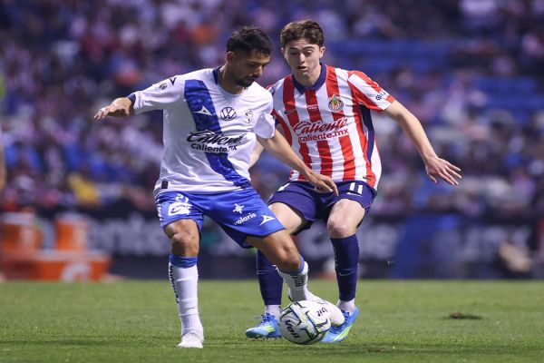 Dividen puntos Puebla y Chivas en partido bajo agua