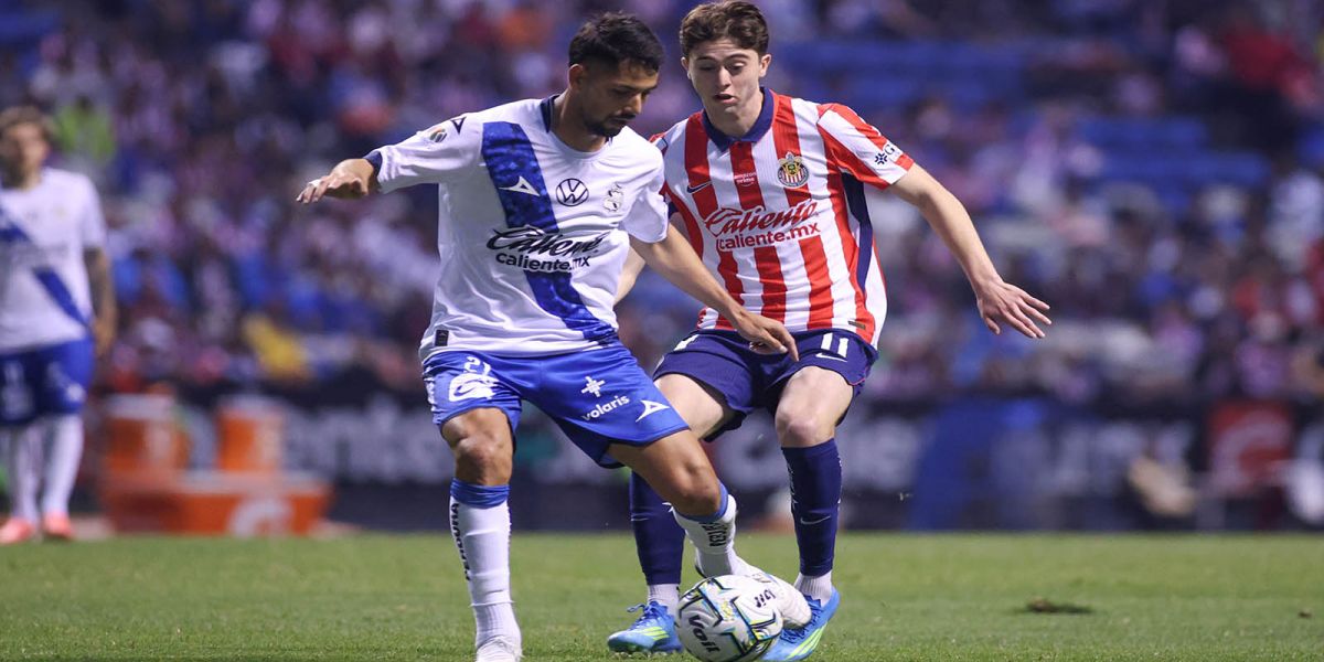 Dividen puntos Puebla y Chivas en partido bajo agua