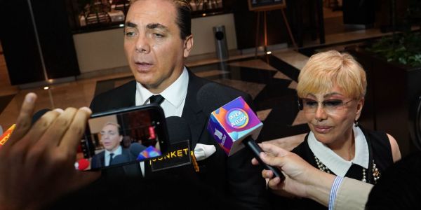 Cristian Castro concluye la preparatoria a los 51 años