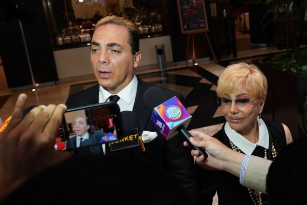 Cristian Castro concluye la preparatoria a los 51 años