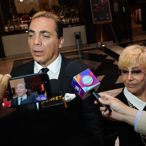 Cristian Castro concluye la preparatoria a los 51 años