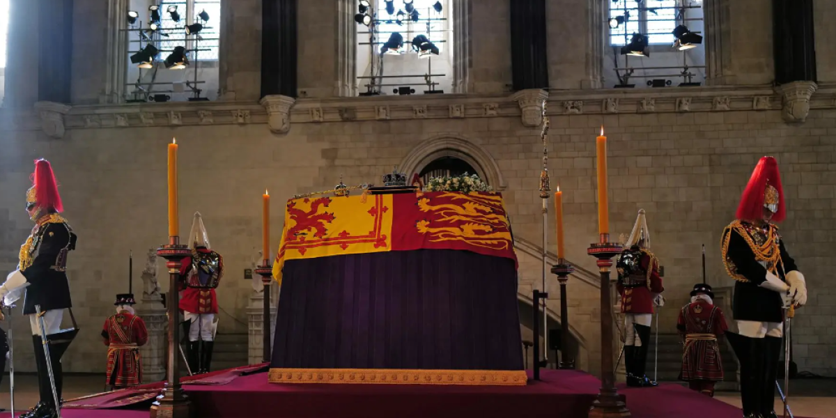 Isabel II será enterrada junto al duque de Edimburgo el lunes