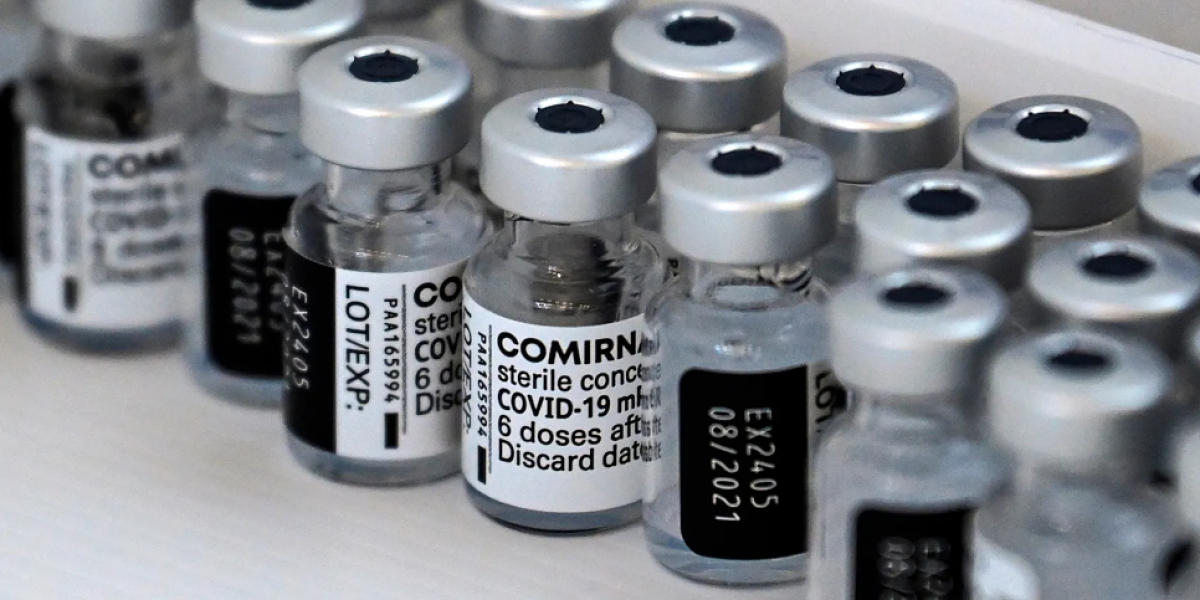 Vacuna adaptada a ómicron redujo 81 % de hospitalizaciones en mayores de 65