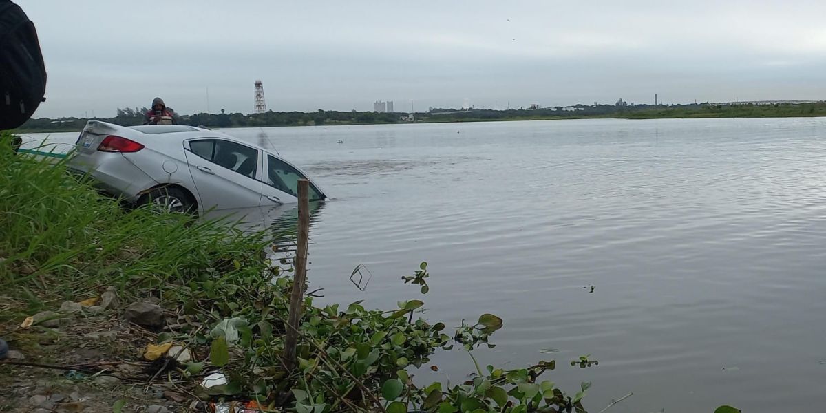 Jovenes se salvan de morir ahogados al caer carro en laguna de Champayán