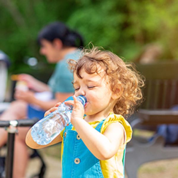Temporada de calor 2026: ¿cómo evitar golpe de calor en niños?