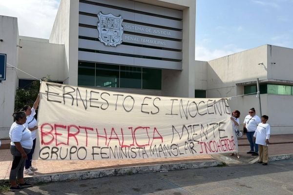Familiares protestan y denuncian presunta injusticia contra Ernesto Villanueva