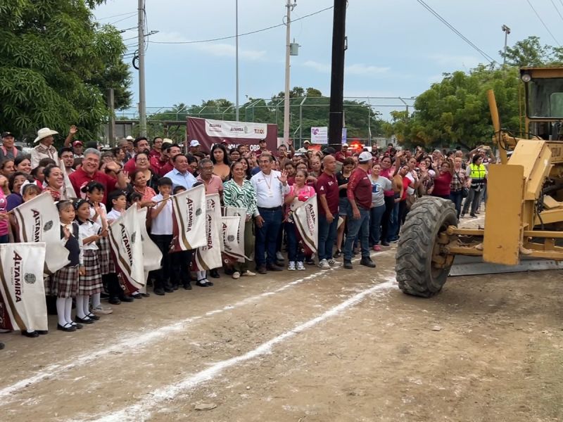 Arranca Armando Martínez obras de pavimentación en Laguna de la Puerta