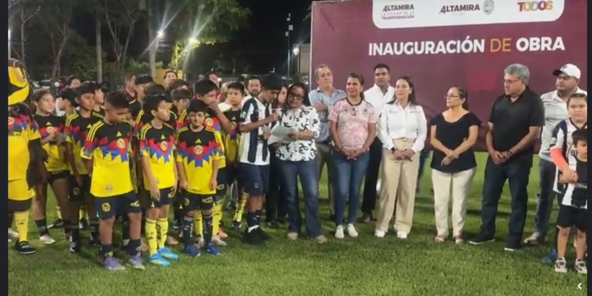 Entrega Armando Martínez campo de pasto sintético