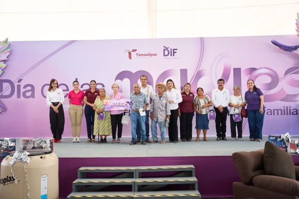 Américo y María celebran a las madres y llevan brigada de servicios a Abasolo