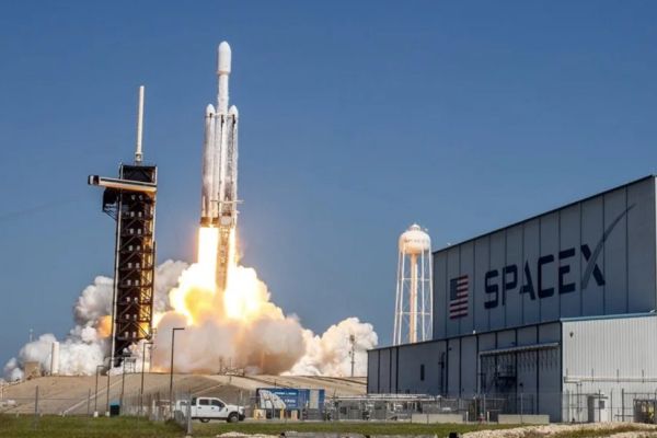 Musk cambia el rumbo: SpaceX prioriza construir una ciudad en la Luna