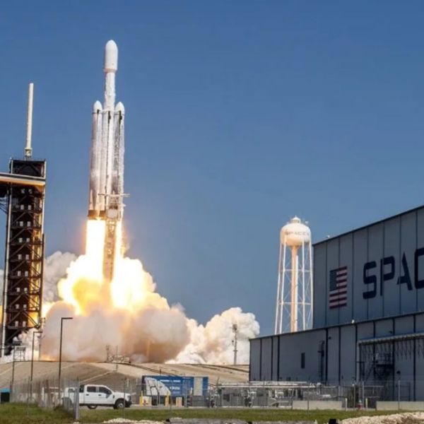 Musk cambia el rumbo: SpaceX prioriza construir una ciudad en la Luna