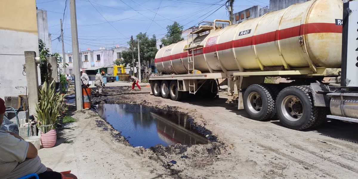 Vecinos denuncian derrame de crudo y PEMEX tarda en atender