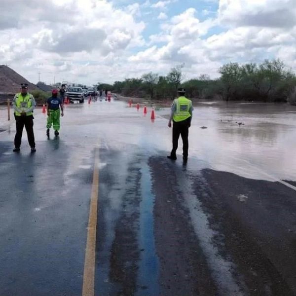 Desborda lluvia carretera San Fernando - Reynosa 