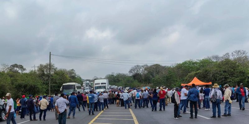 Pescadores paralizan carreteras en el norte de Veracruz por crisis tras derrame de hidrocarburos