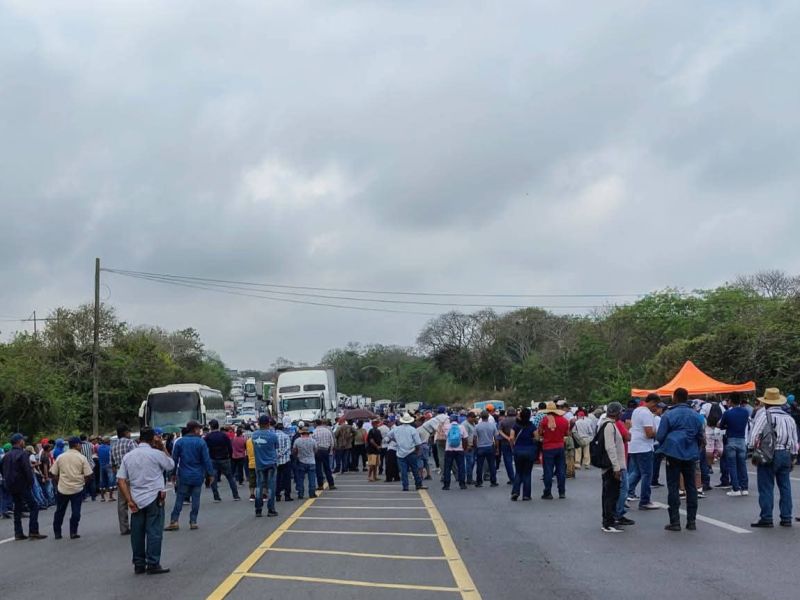 Pescadores paralizan carreteras en el norte de Veracruz por crisis tras derrame de hidrocarburos