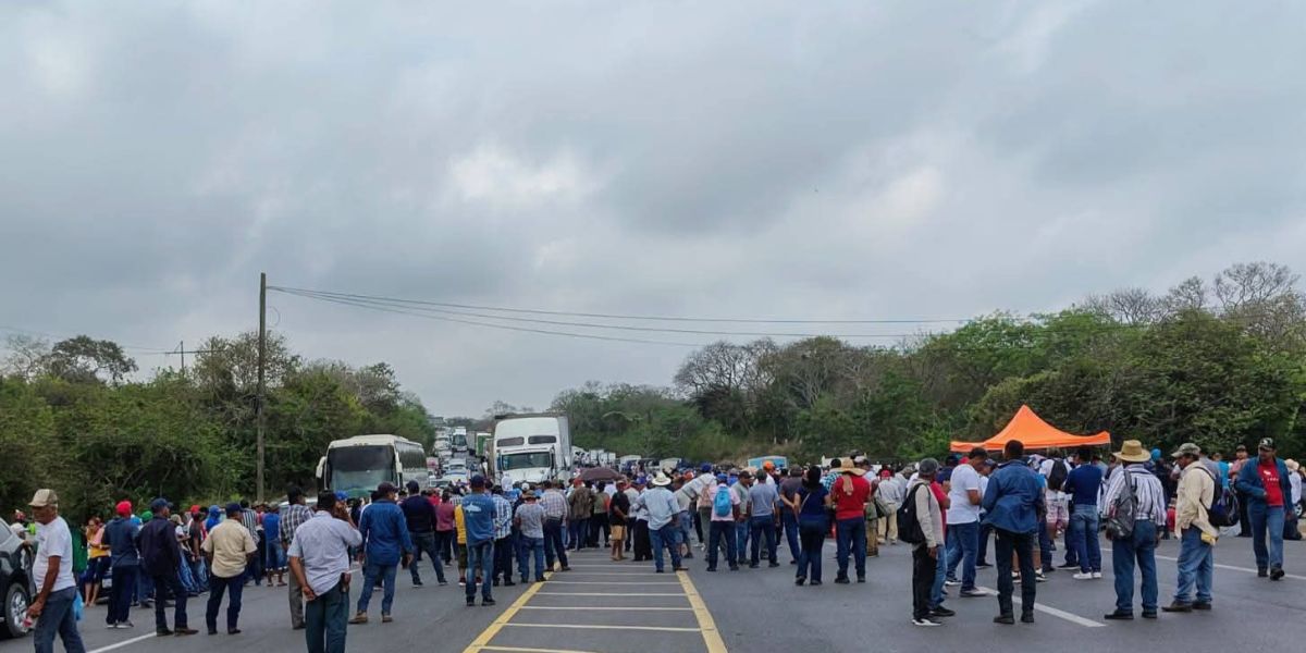 Pescadores paralizan carreteras en el norte de Veracruz por crisis tras derrame de hidrocarburos