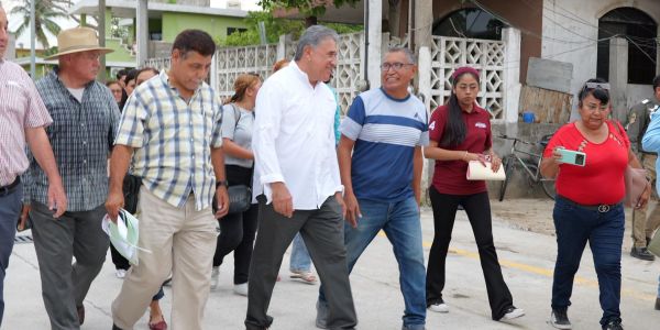Entrega Armando Martínez pavimentación e iluminación solar en la colonia Tampico-Altamira
