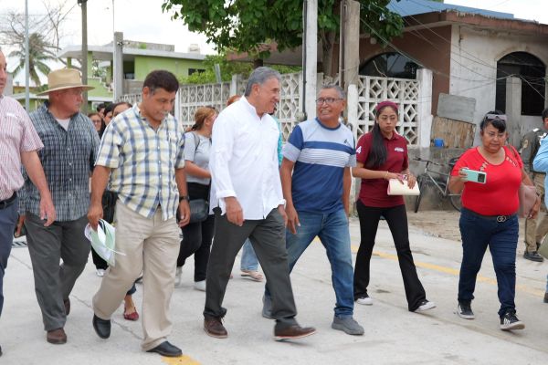 Entrega Armando Martínez pavimentación e iluminación solar en la colonia Tampico-Altamira
