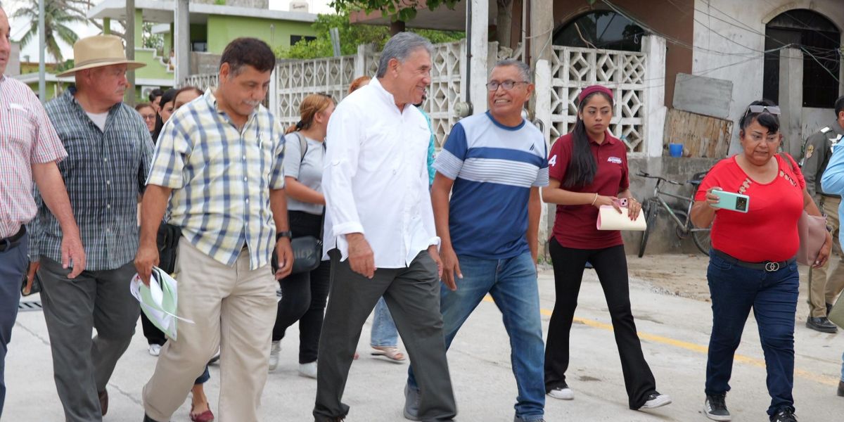 Entrega Armando Martínez pavimentación e iluminación solar en la colonia Tampico-Altamira
