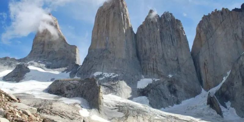 Dos excursionistas mexicanos fallecen en Torres del Paine; buscan a siete personas más