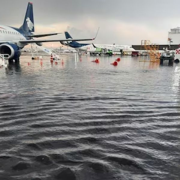 Aguaceros provocan caos en aeropuerto capitalino; suspenden operaciones